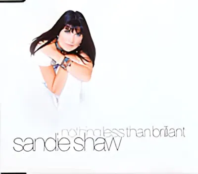 Une couverture d'album montrant un portrait contemporain de Sandie Shaw en blanc, avec son nom et le texte 'the most essential collection'.
