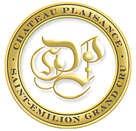 Le logo circulaire doré du Château Plaisance avec les initiales ornées « CP » avec le texte « Château Plaisance » et « Saint-Émilion Grand Cru » autour de la bordure.