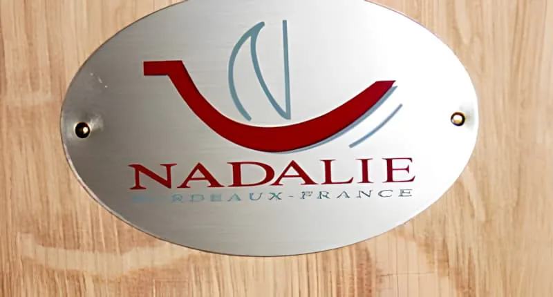Plaque de marque de tonnellerie Nadalie sur barrique de vin de chêne français