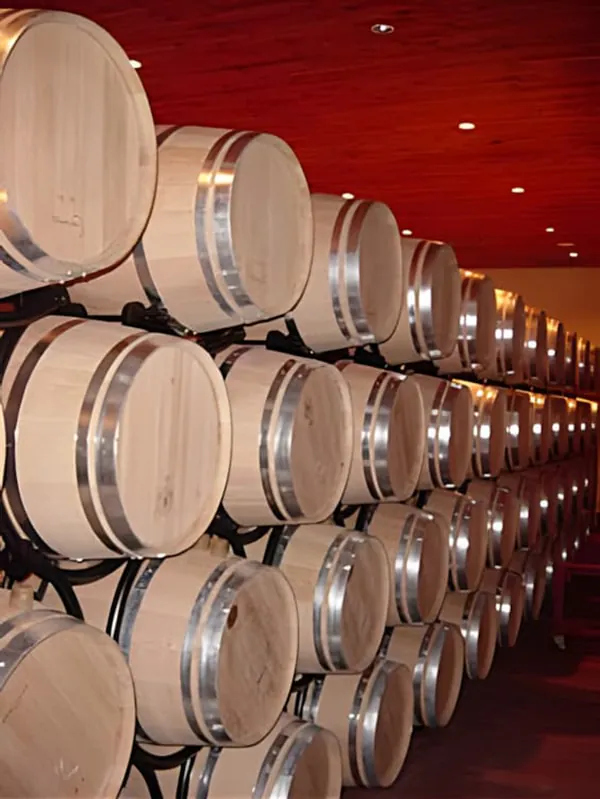 Chai à barriques avec des rangées de barriques de chêne français vieillissant le vin