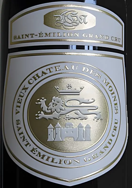 Gros plan de l'étiquette du vin Vieux Château des Moines avec les armoiries du château